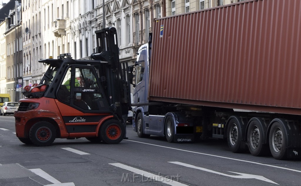 LKW gegen Bruecke wegen Rettungsgasse Koeln Muelheim P47.JPG - Miklos Laubert